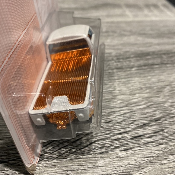 Hot Wheels | 52nd Anniversary #6/6: Volkswagen T2 Pickup - 1:64 Scale Die Cast - Picture 7 of 11